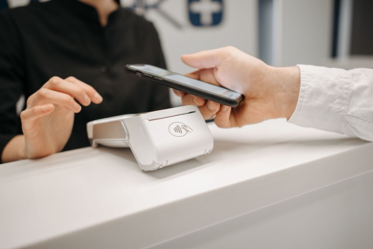 CMA, Apple'ın temassız teknolojiye erişim koşullarını düzenliyor