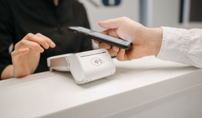 CMA, Apple'ın temassız teknolojiye erişim koşullarını düzenliyor
